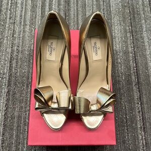 Valentino Garavani French bow heels size 39 1/2